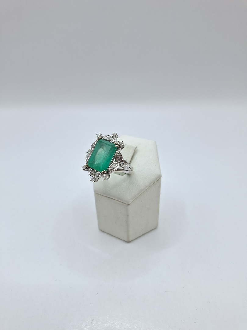 Anello oro pietra diamanti