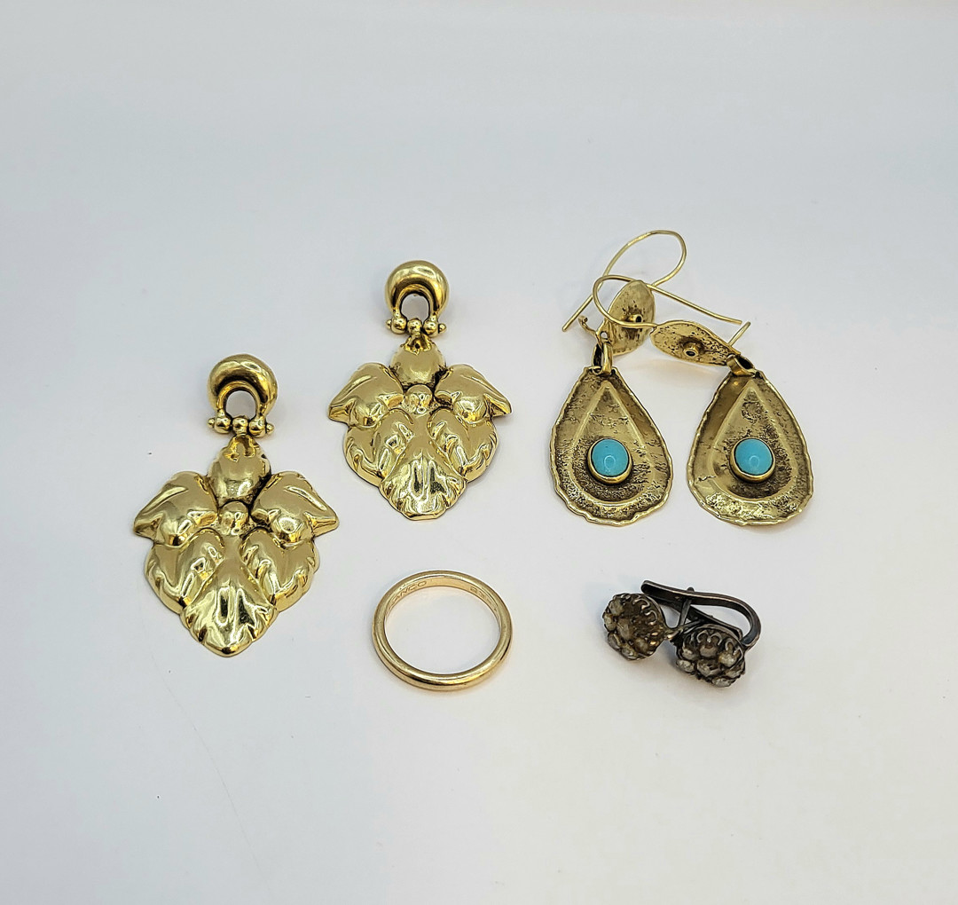 Vari oggetti oro diamanti pietre