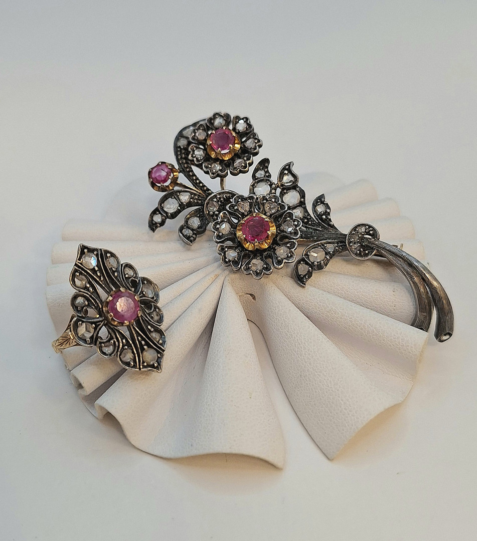 Anello e spilla oro argento pietre diamantini
