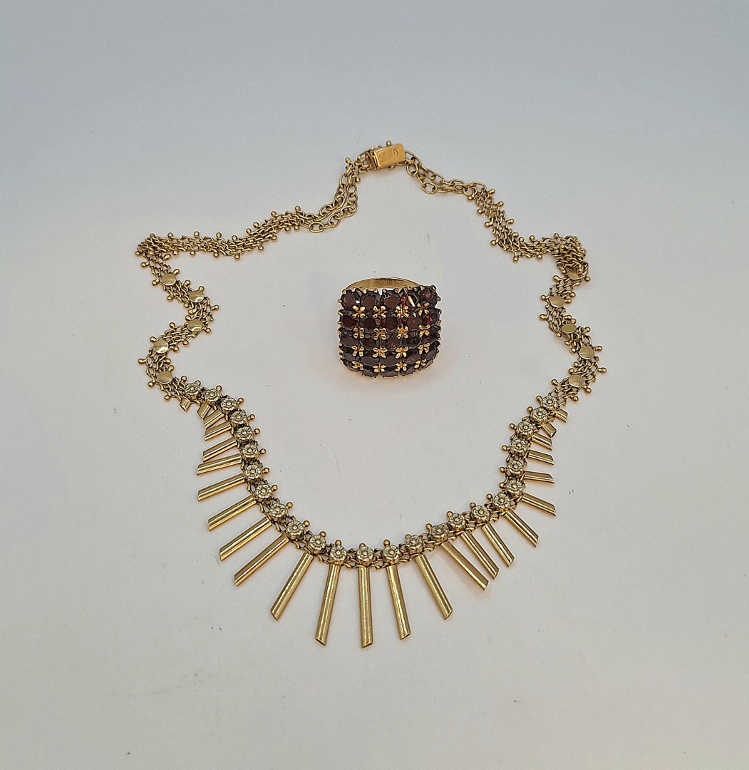 Collana e anello oro pietre