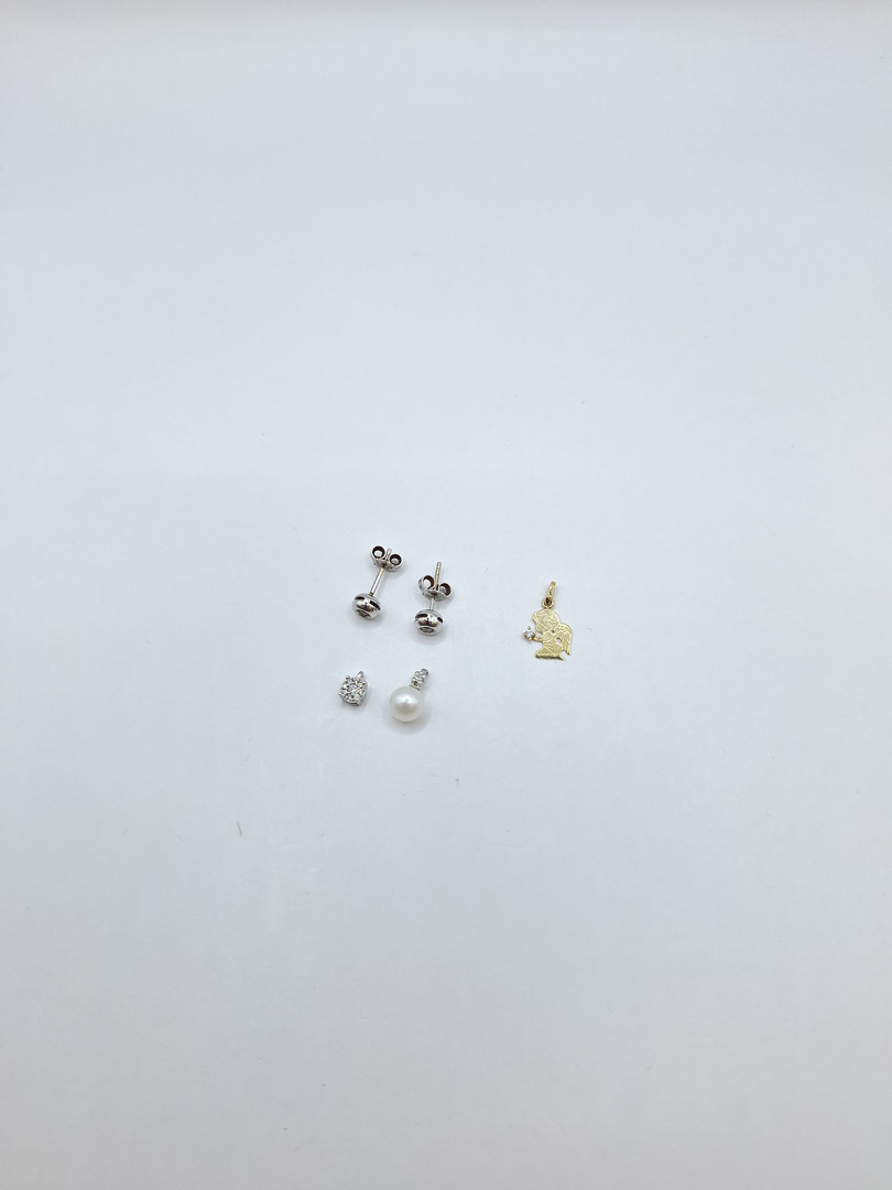 Vari oggetti oro pietre diamantini perla