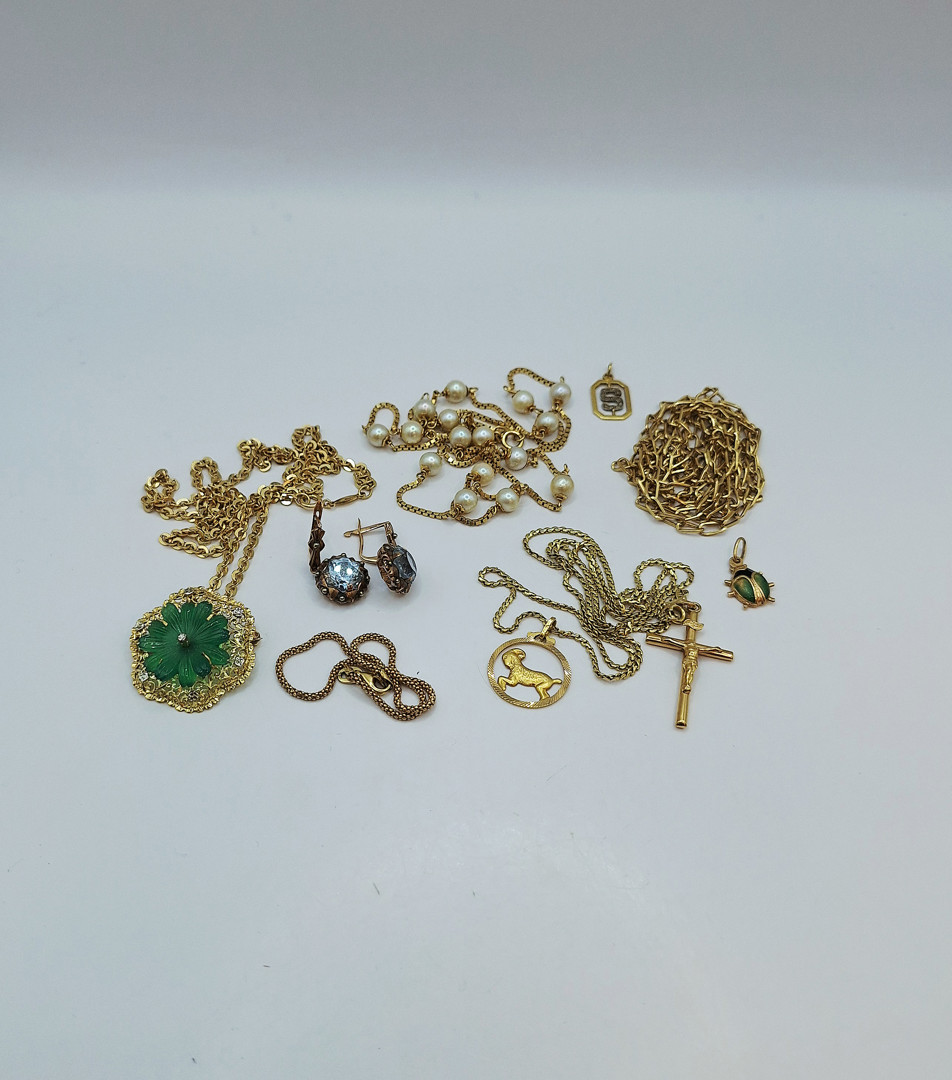 Vari oggetti oro pietre perle smalti 