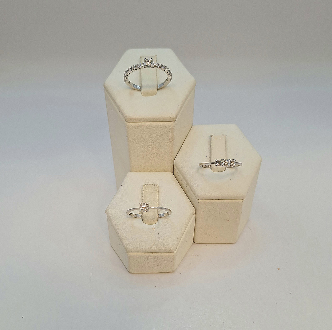 Tre anelli oro diamantini 