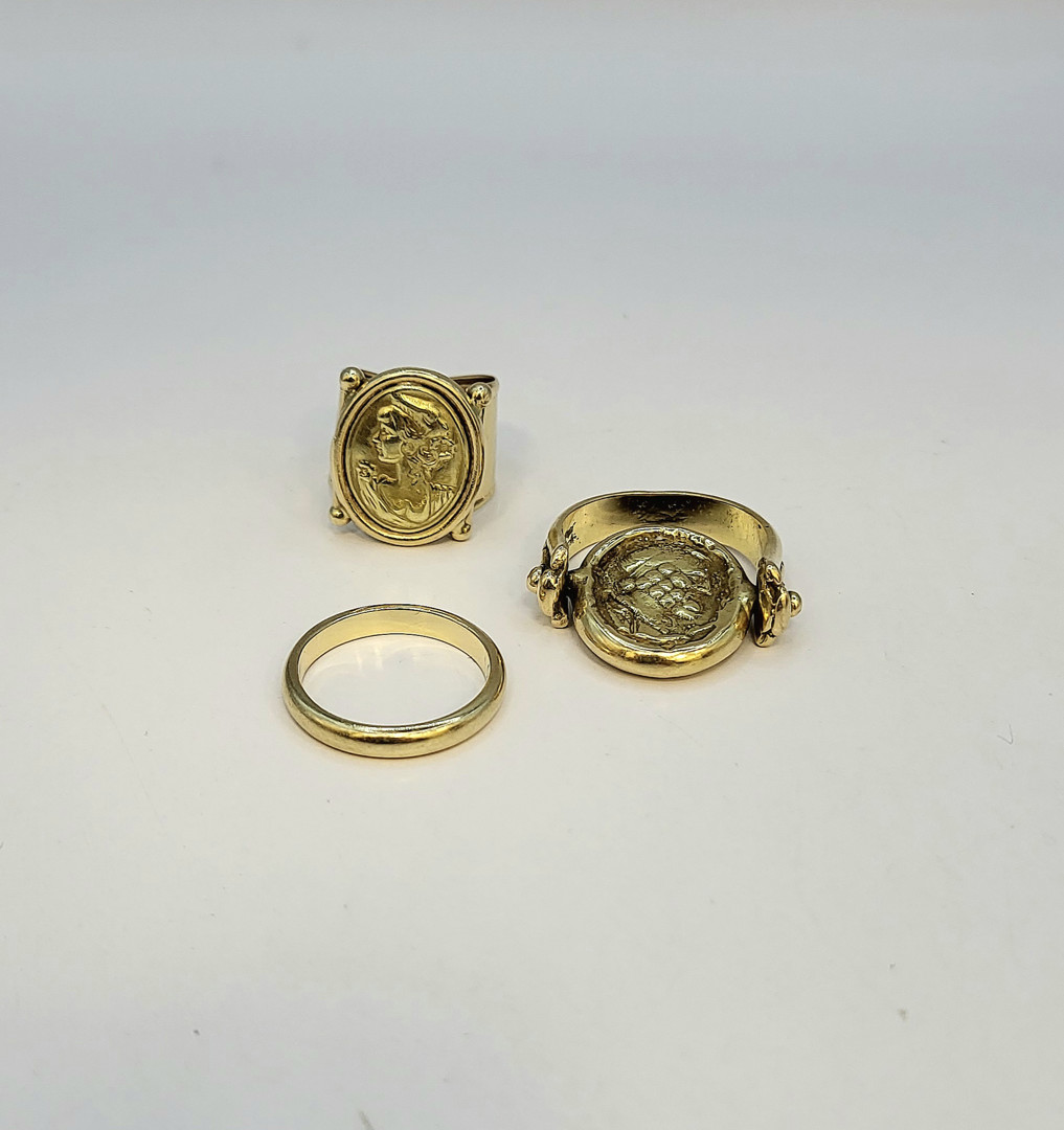 Tre anelli oro pietra