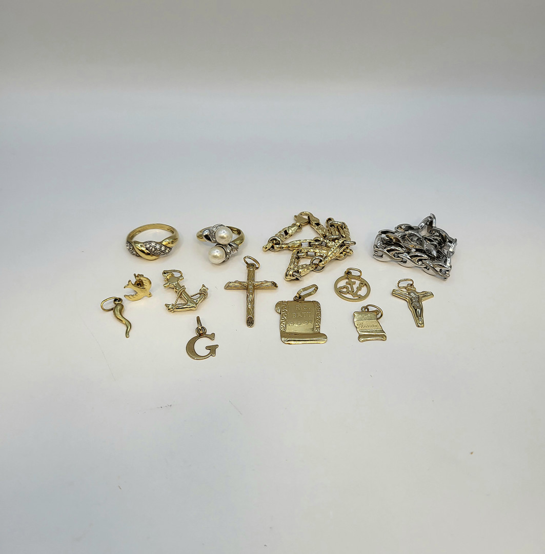 Vari oggetti in oro perle pietre