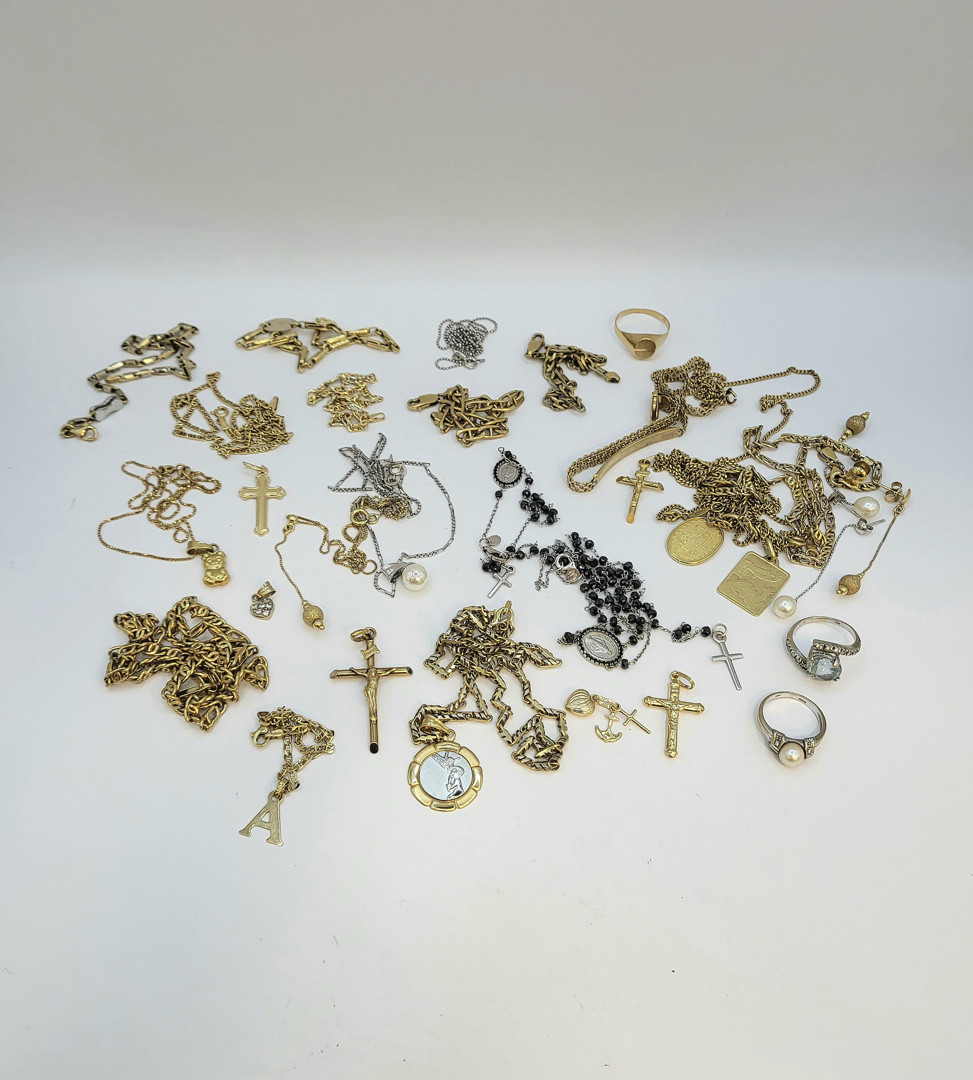 Vari oggetti in oro perle pietre 