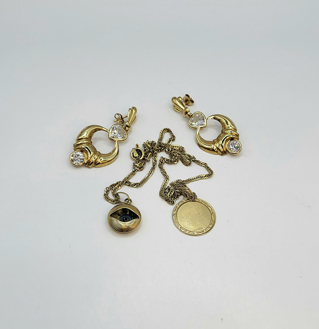 Vari oggetti oro pietre