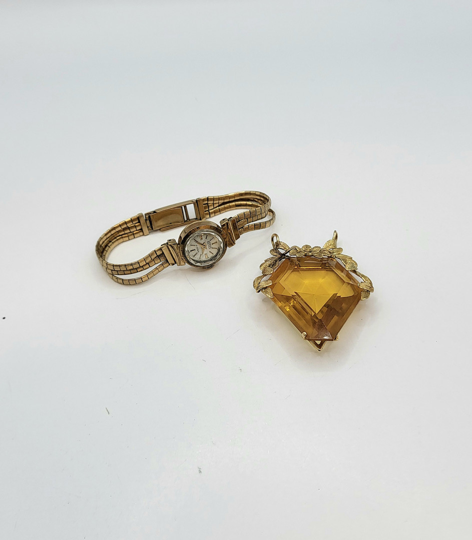 Orologio e ciondolo oro pietra