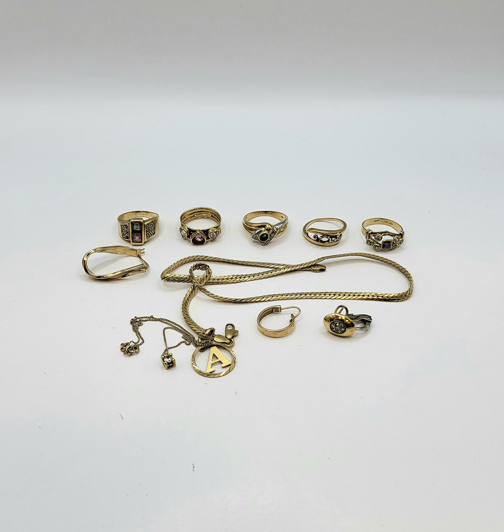 Vari oggetti oro pietre diamantini