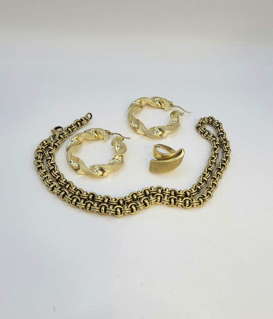 Un paio orecchini anello e collana oro