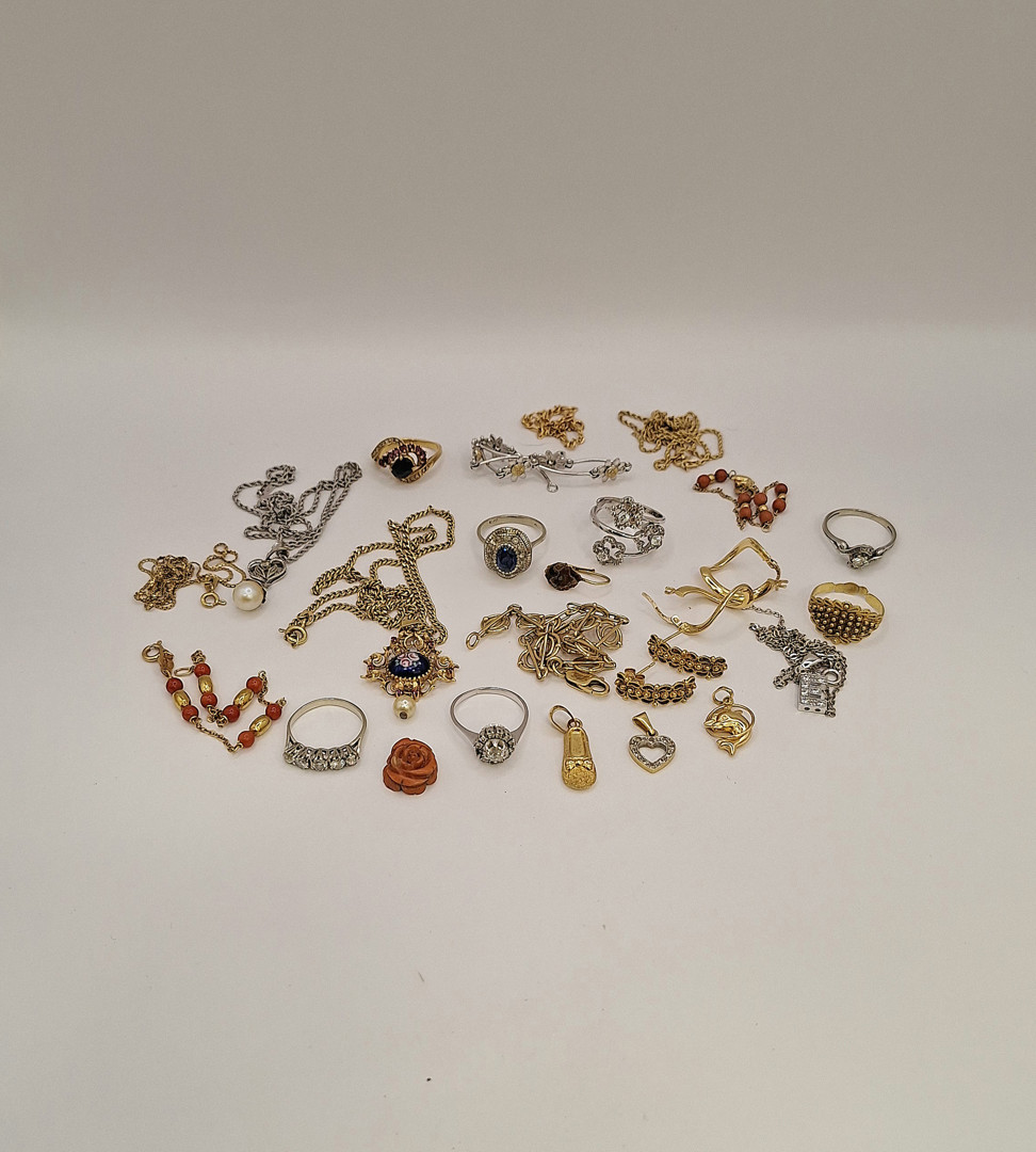 Vari oggetti in oro diamanti pietre 