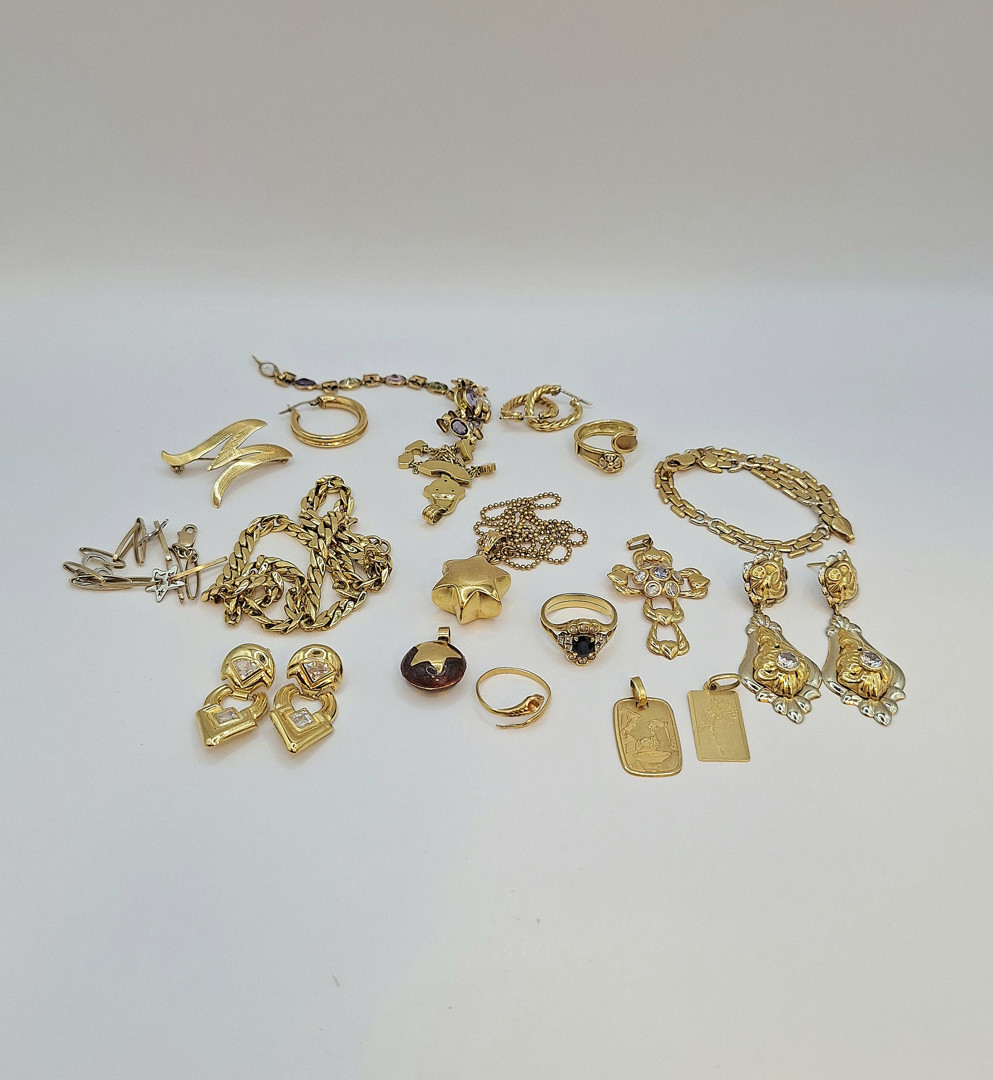 Vari oggetti in oro diamantini pietre 