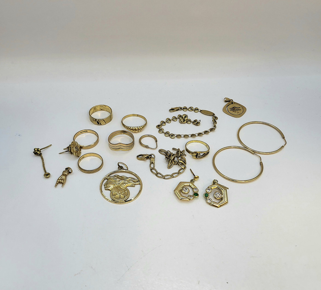 Vari oggetti oro pietre smalto diamantino
