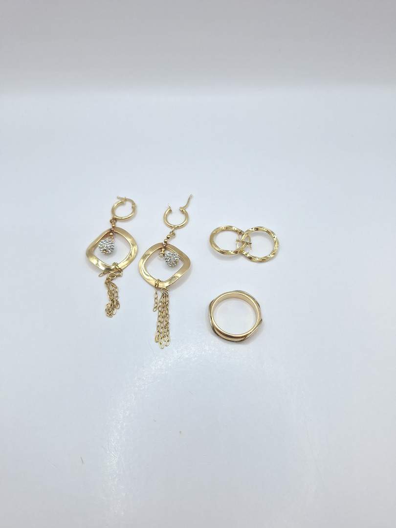 Anello e due paia di orecchini oro pietre