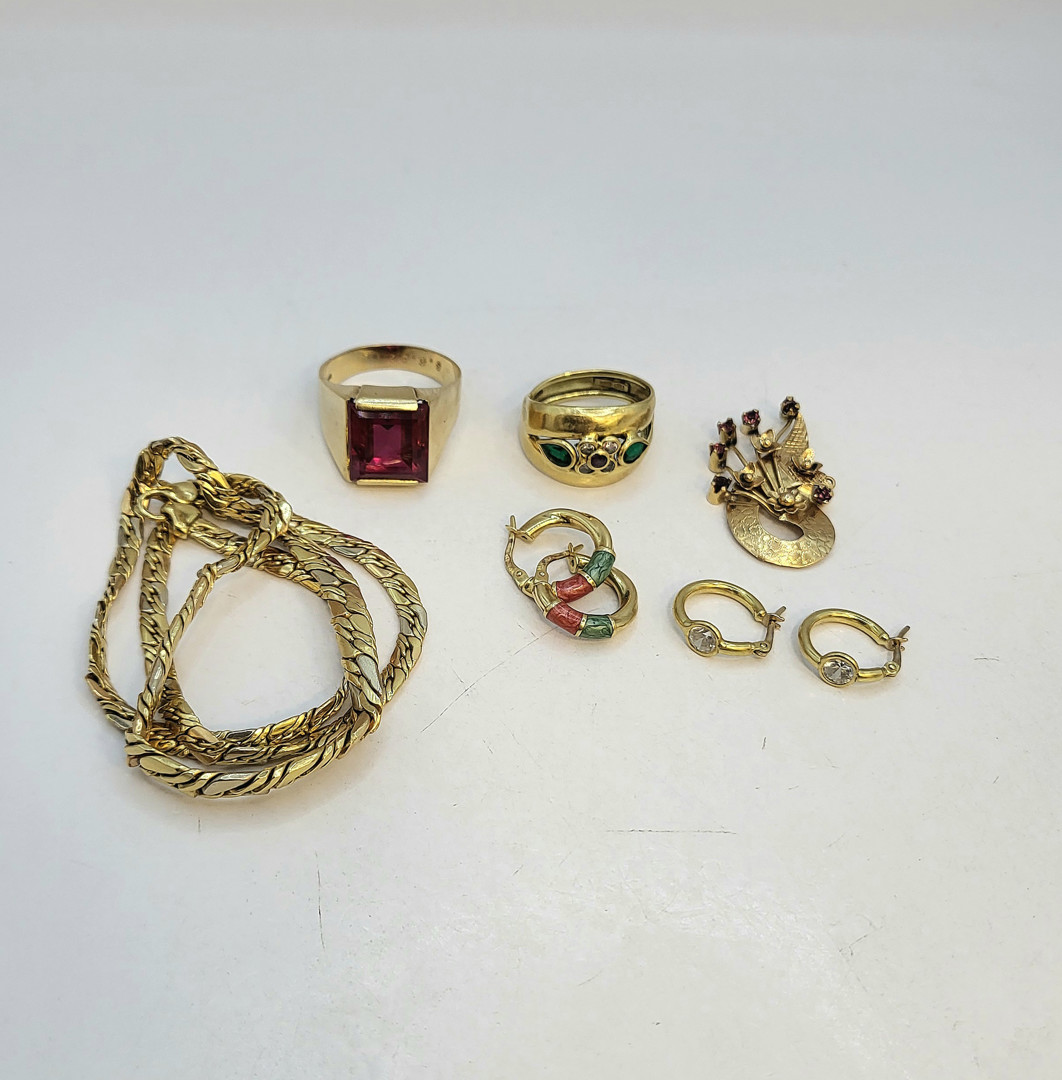 Vari oggetti oro pietre