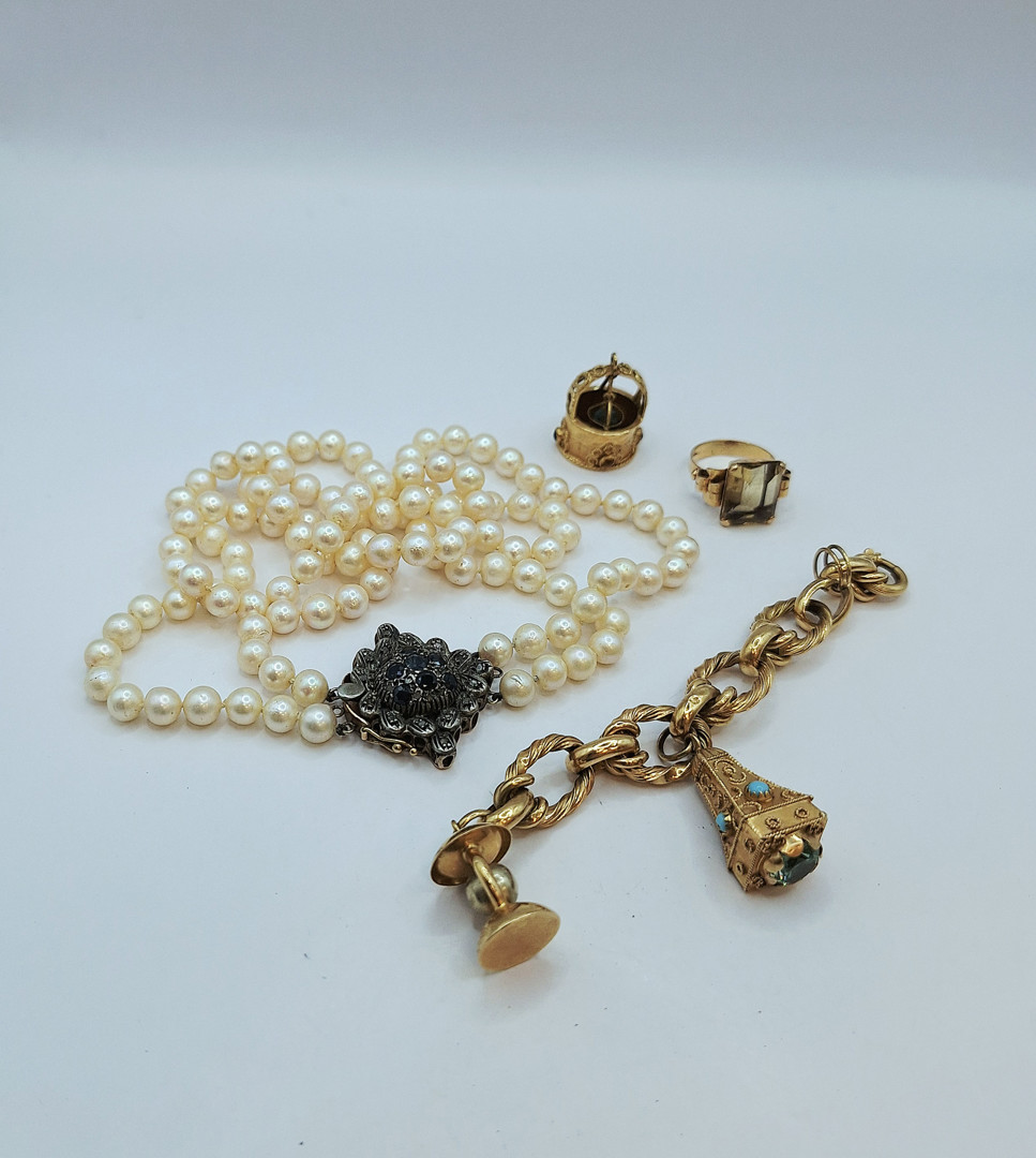 Vari oggetti oro pietre perle argento diamanti