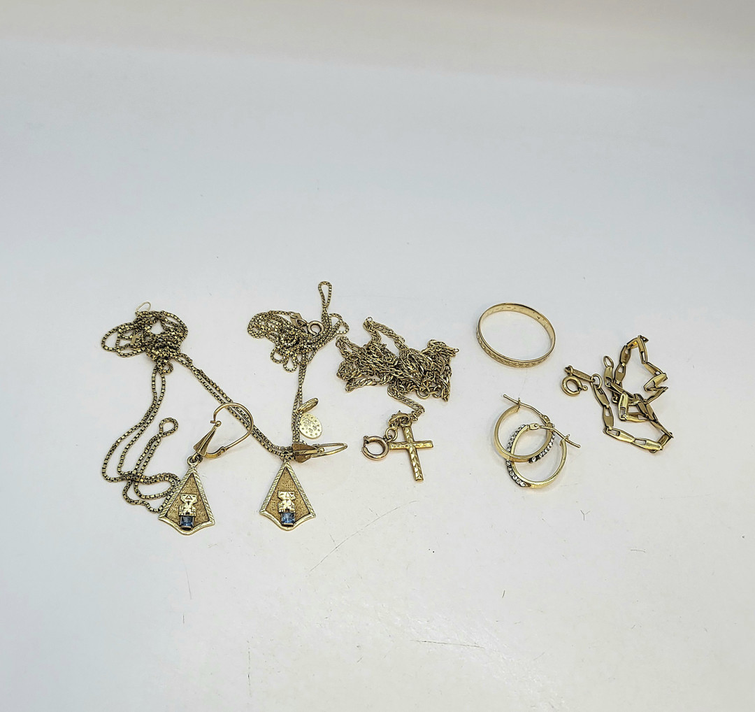 Vari oggetti oro pietre