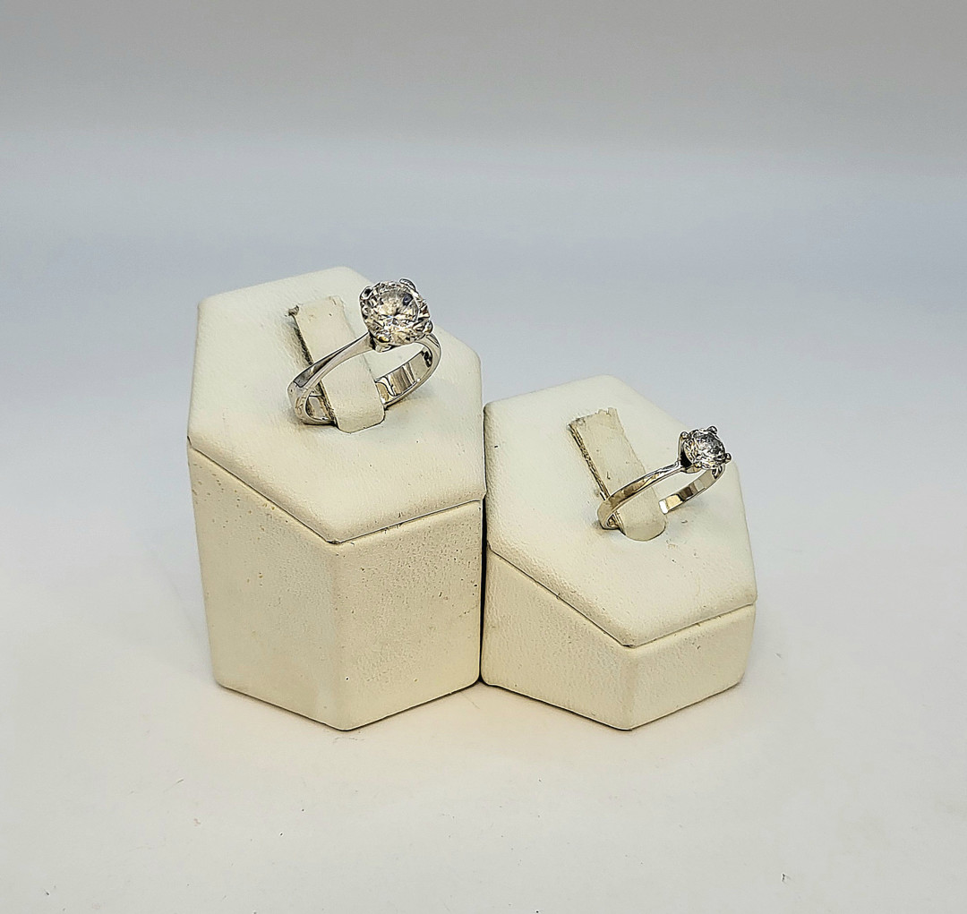 Due anelli oro pietre 