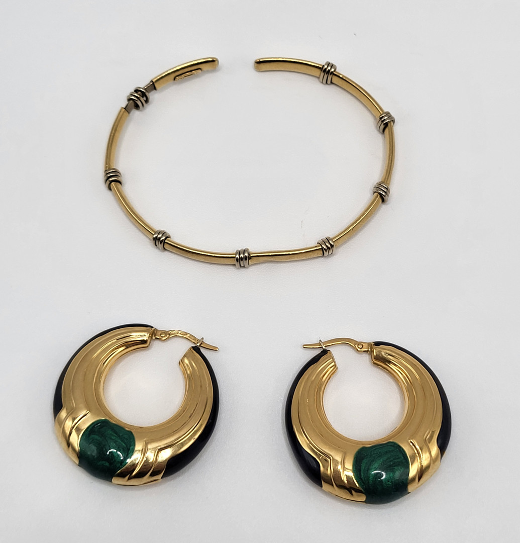 Bracciale e un paio di orecchini oro smalti