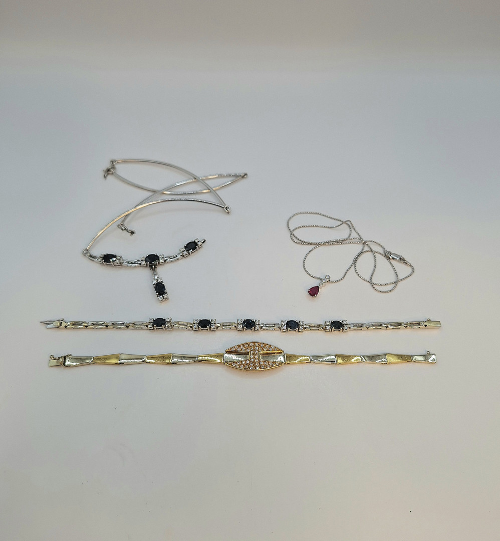 Vari oggetti oro pietre diamantini