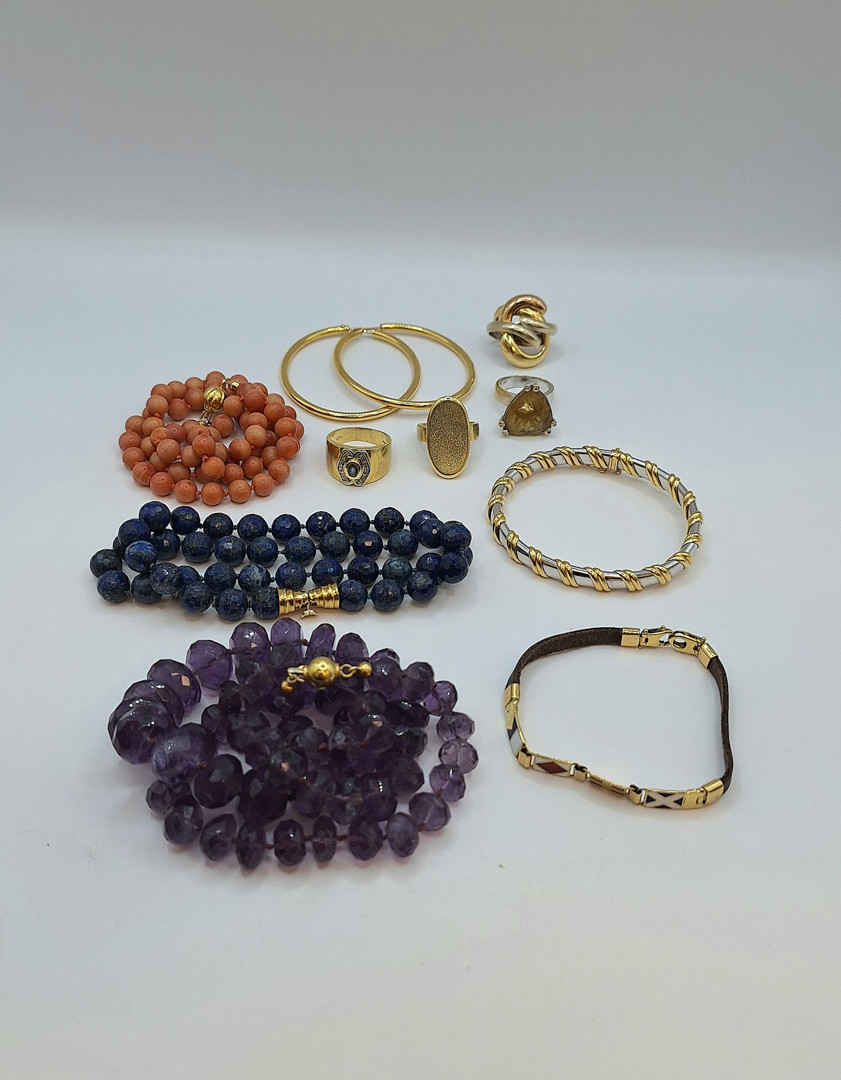 Vari oggetti oro pietre smalti