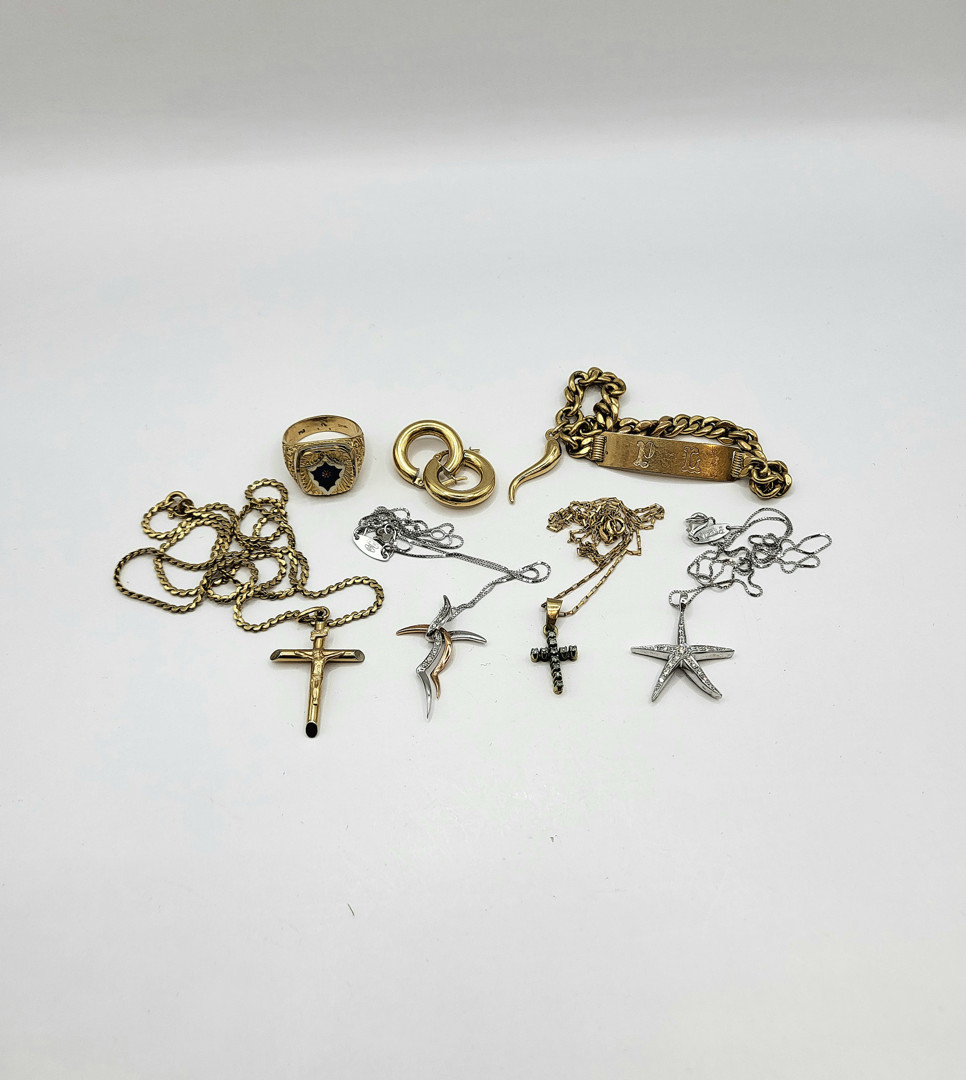 Vari oggetti oro pietre diamantini smalti