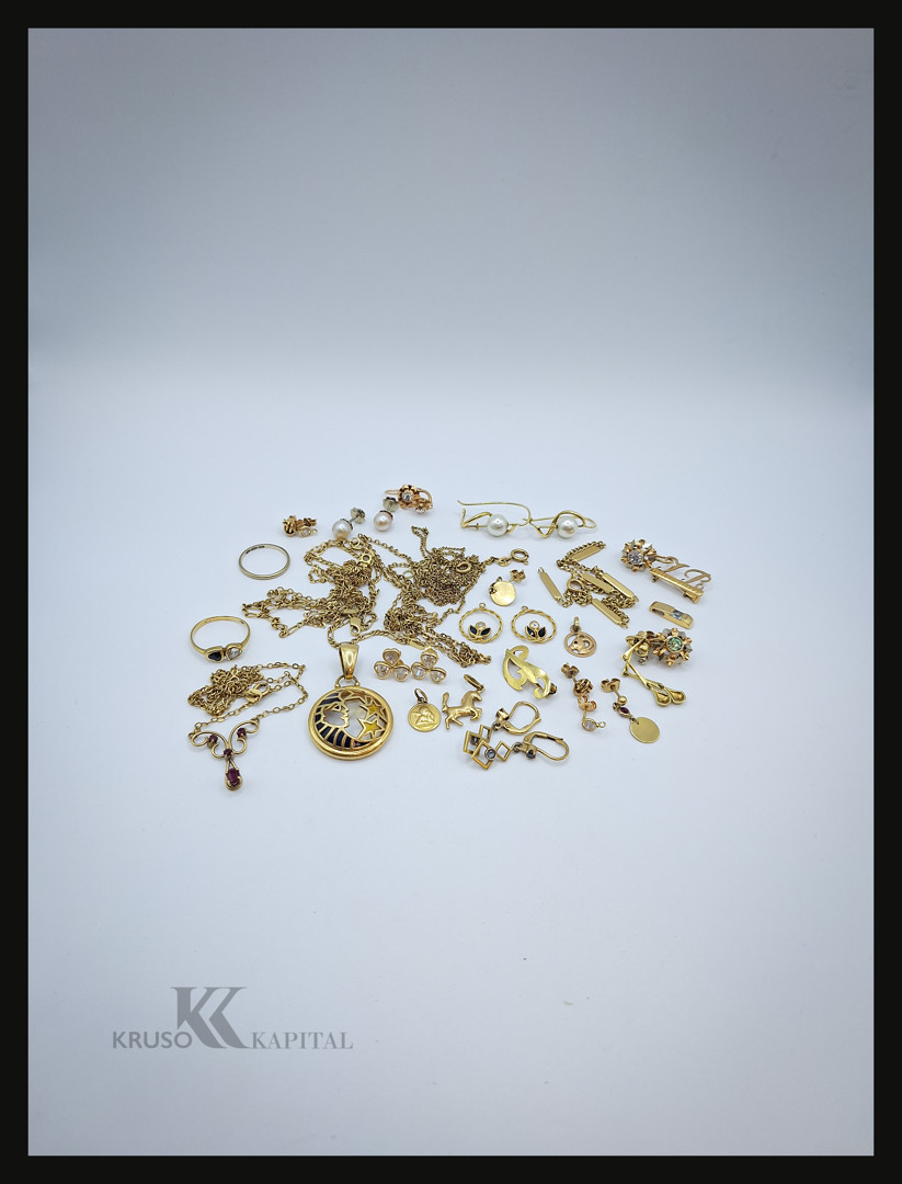 Vari oggetti in oro perle pietre