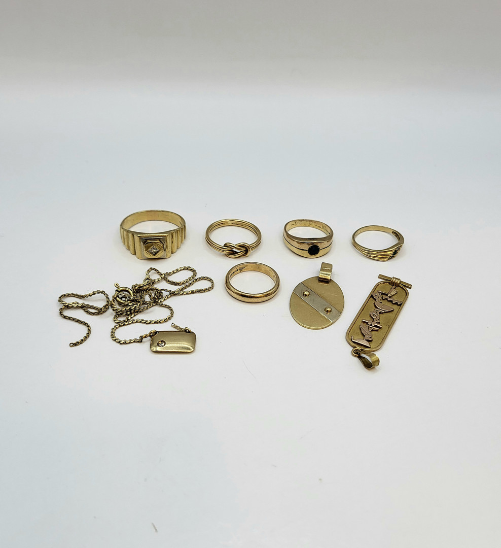 Vari oggetti oro diamanti pietre