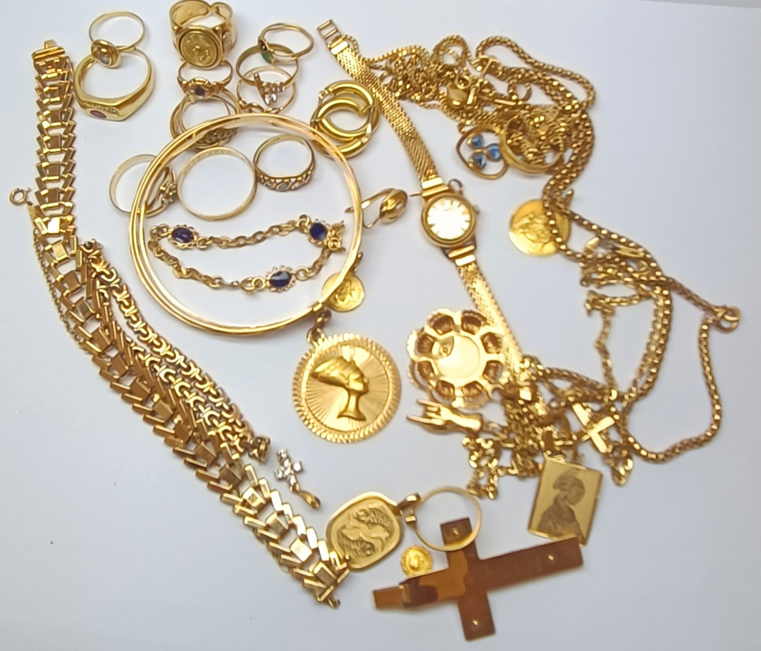 Vari oggetti in oro pietre 