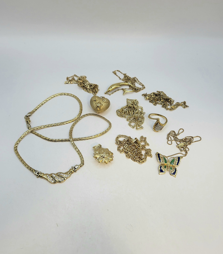 Vari oggetti oro pietre smalti