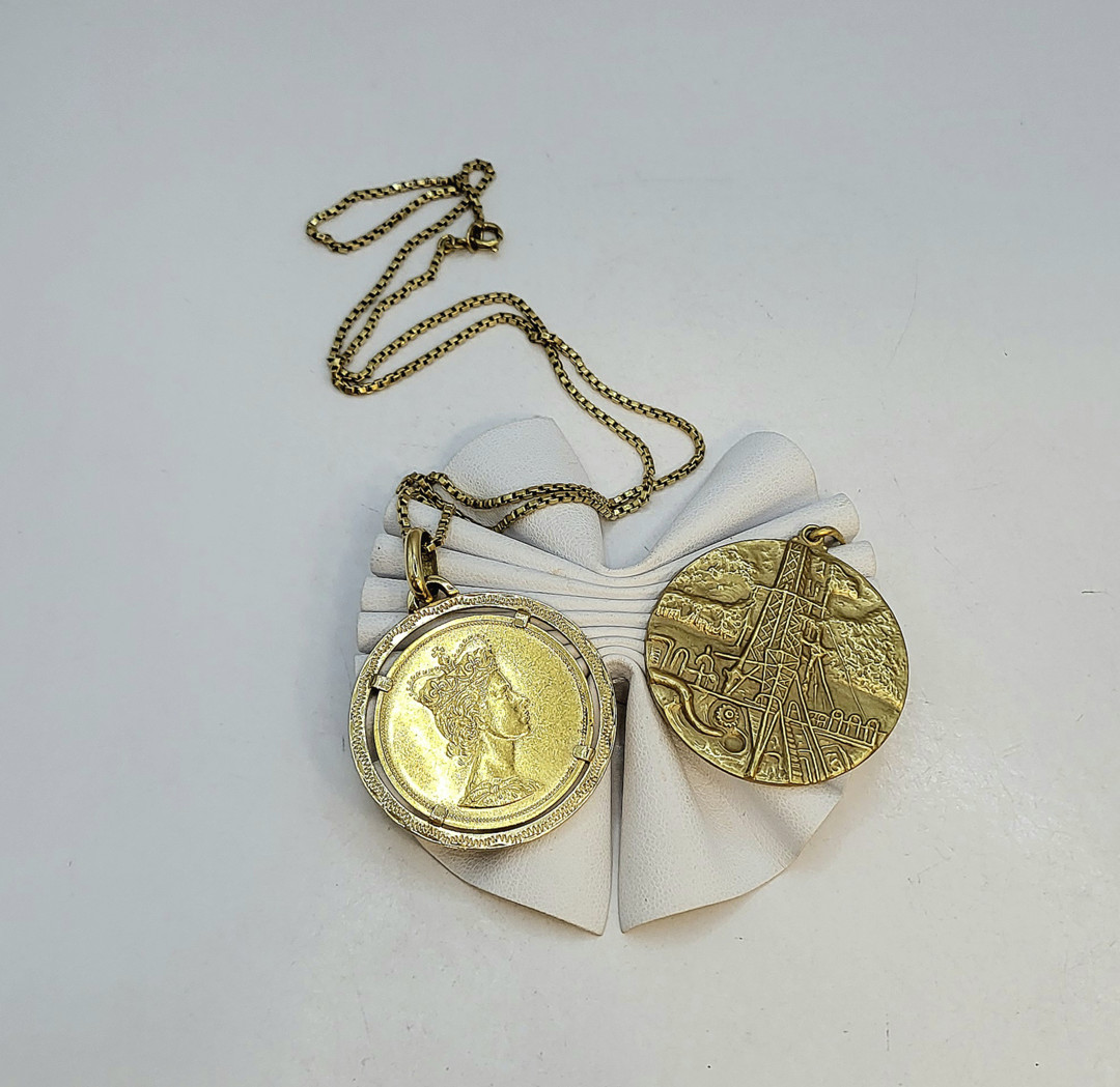 Collana e due ciondoli oro smalti