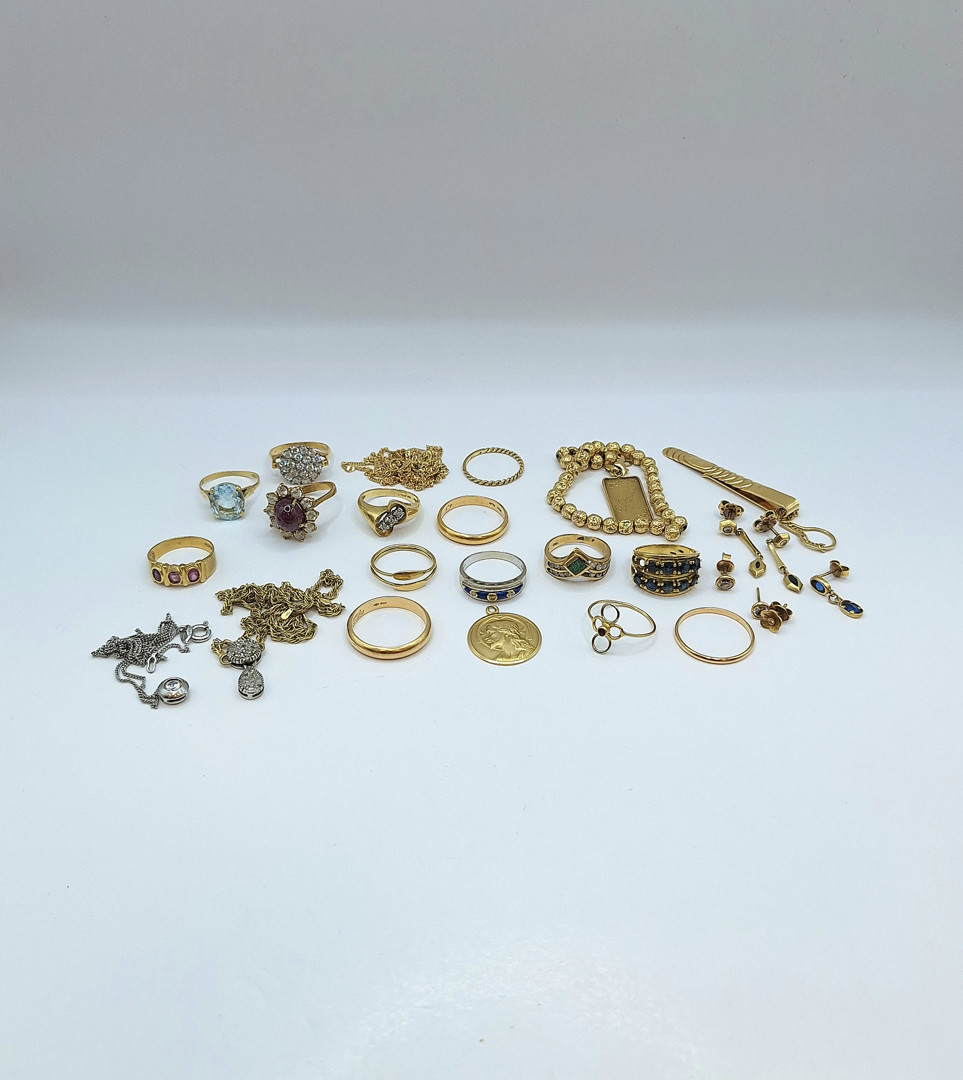 Vari oggetti in oro diamanti pietre argento
