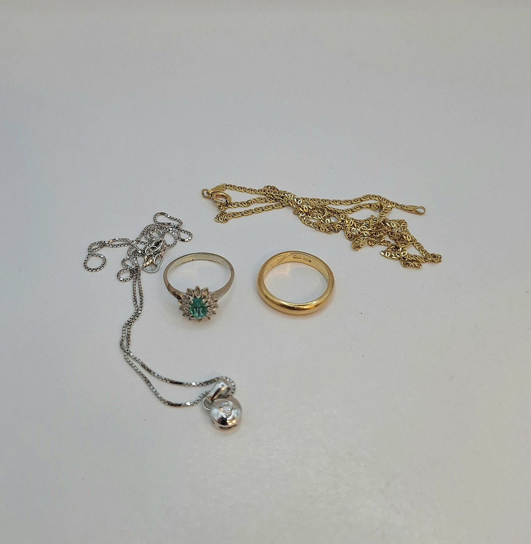 Vari oggetti oro diamanti pietre