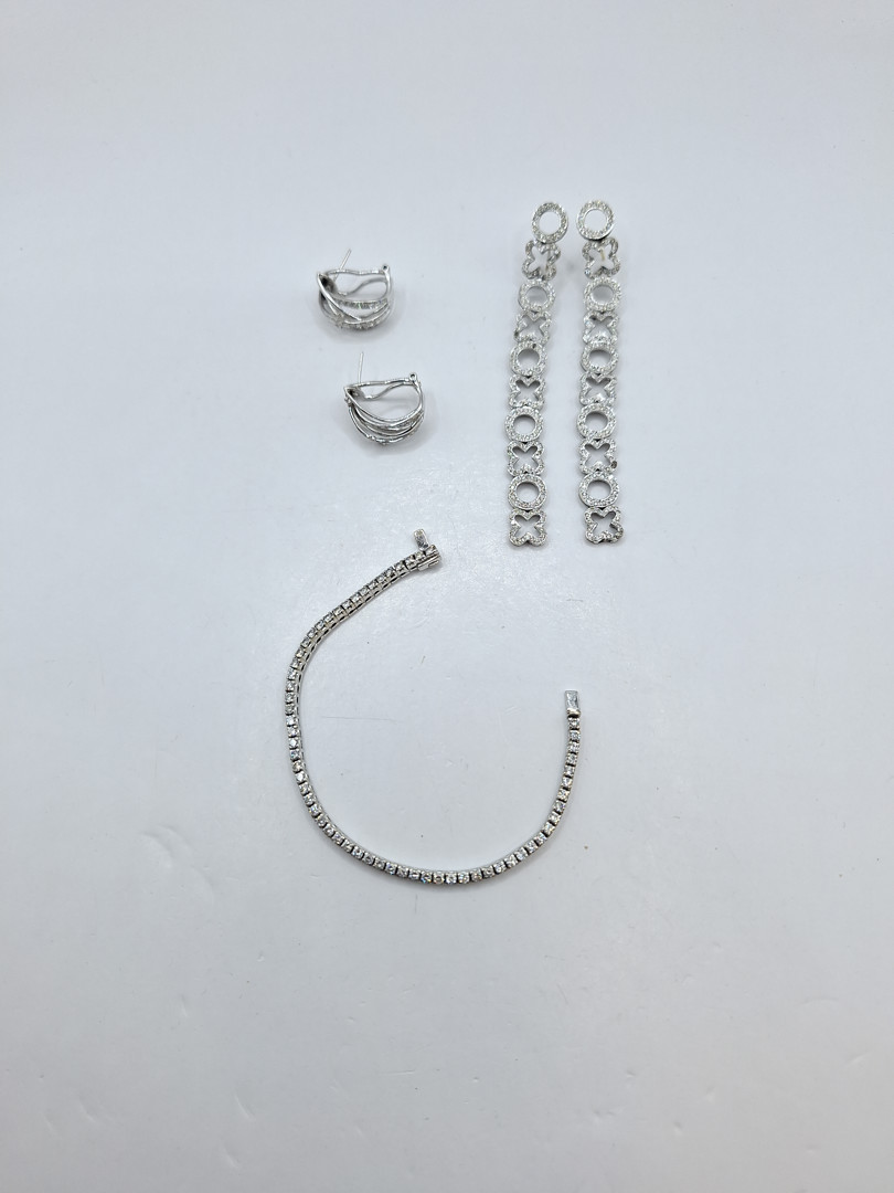 Due paia di  orecchini e bracciale oro diamanti