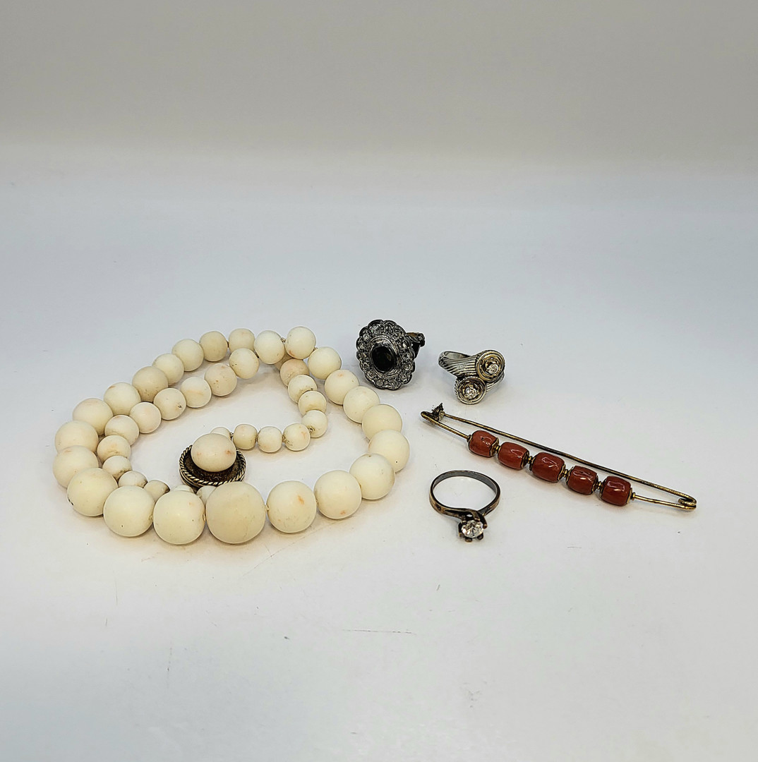 Vari oggetti oro argento diamanti pietre