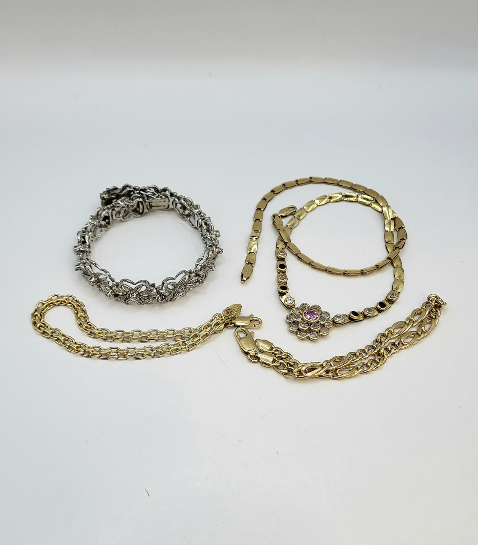 Vari oggetti oro pietre