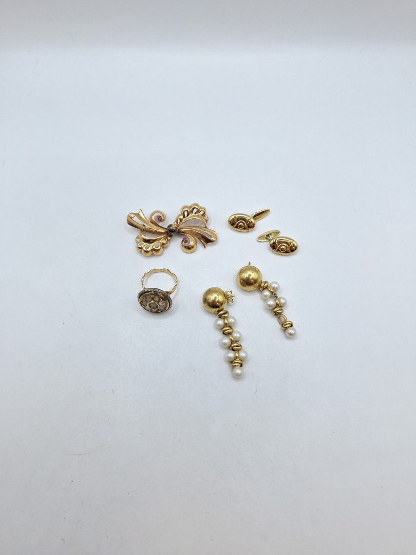 Vari oggetti in oro diamanti madreperla