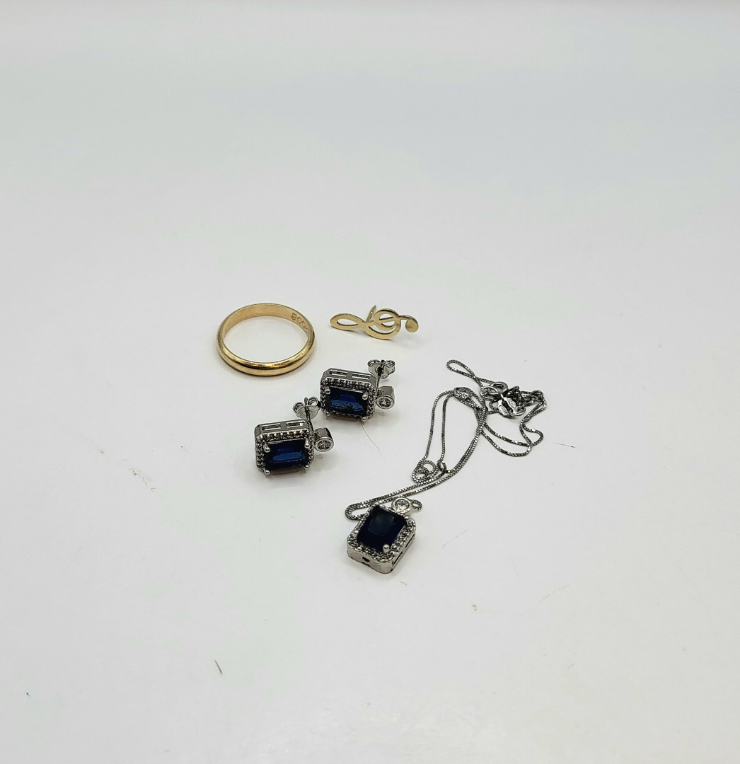 Vari oggetti in oro metallo pietre