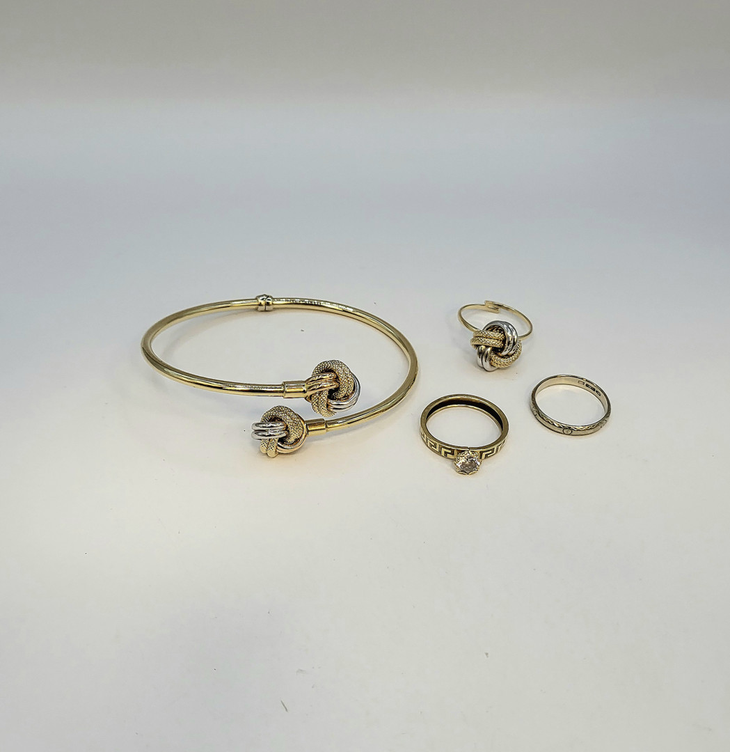 Tre anelli e bracciale oro pietre