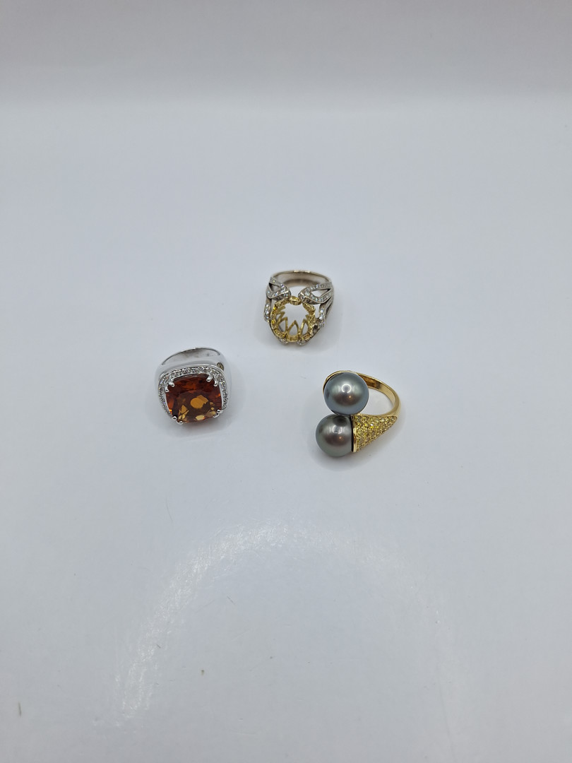 Tre anelli oro diamanti pietre perle
