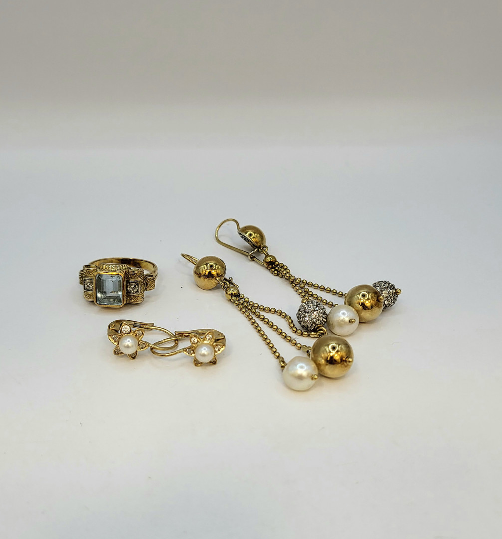 Anello e due paia di orecchini oro pietre diamantini perle 