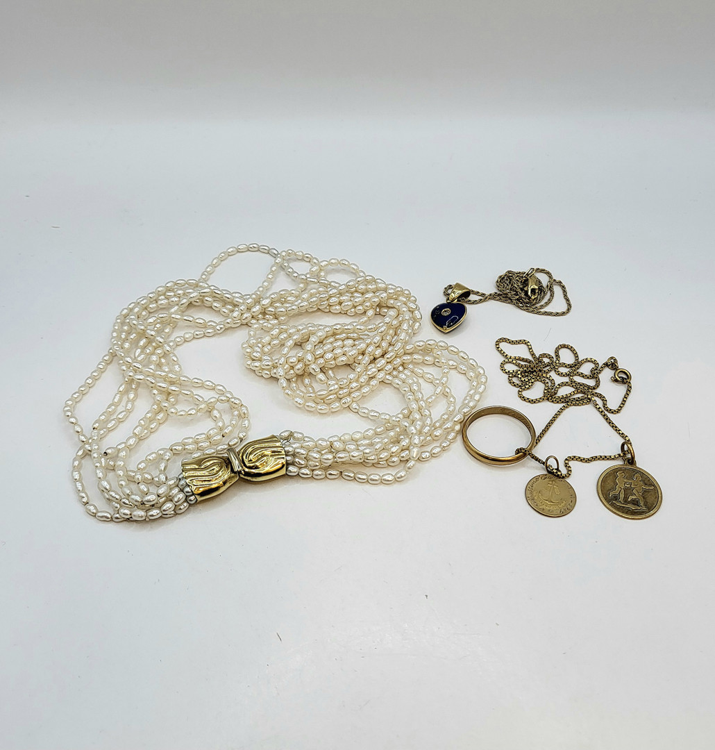 Vari oggetti oro perle pietre