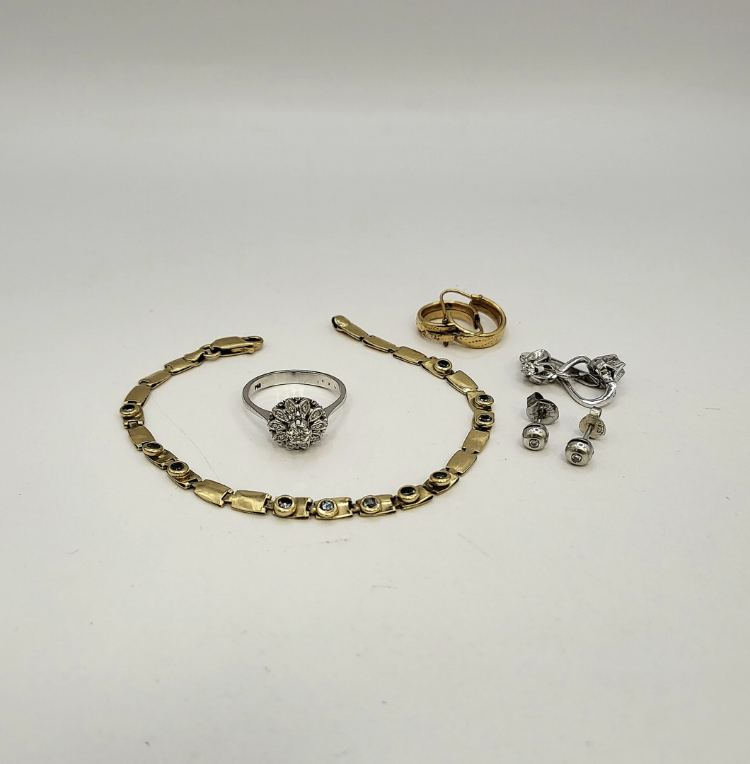 Vari oggetti in oro pietre diamantini