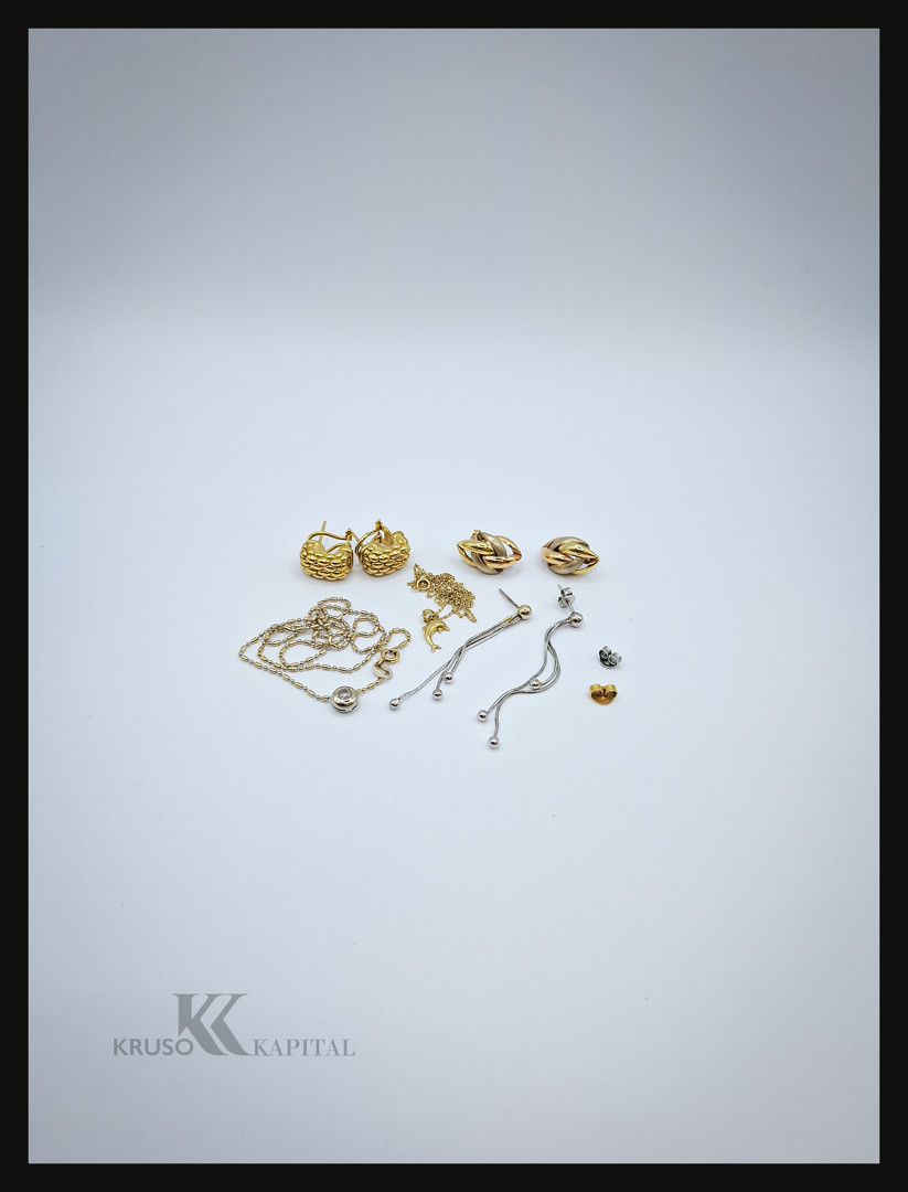 Vari oggetti in oro diamantino 