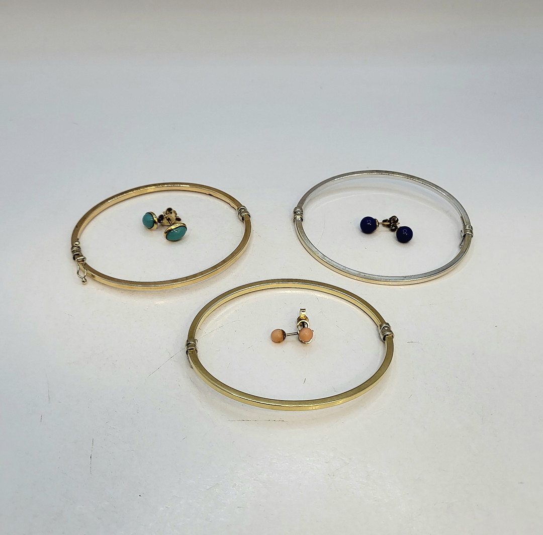 Vari oggetti oro pietre