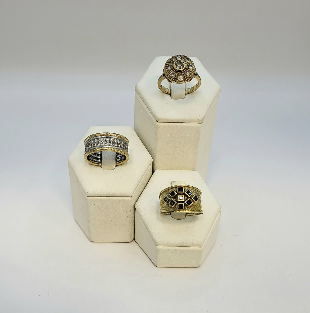 Tre anelli oro pietre diamanti
