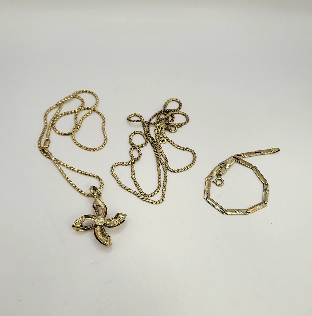 Bracciale e due collane croce oro