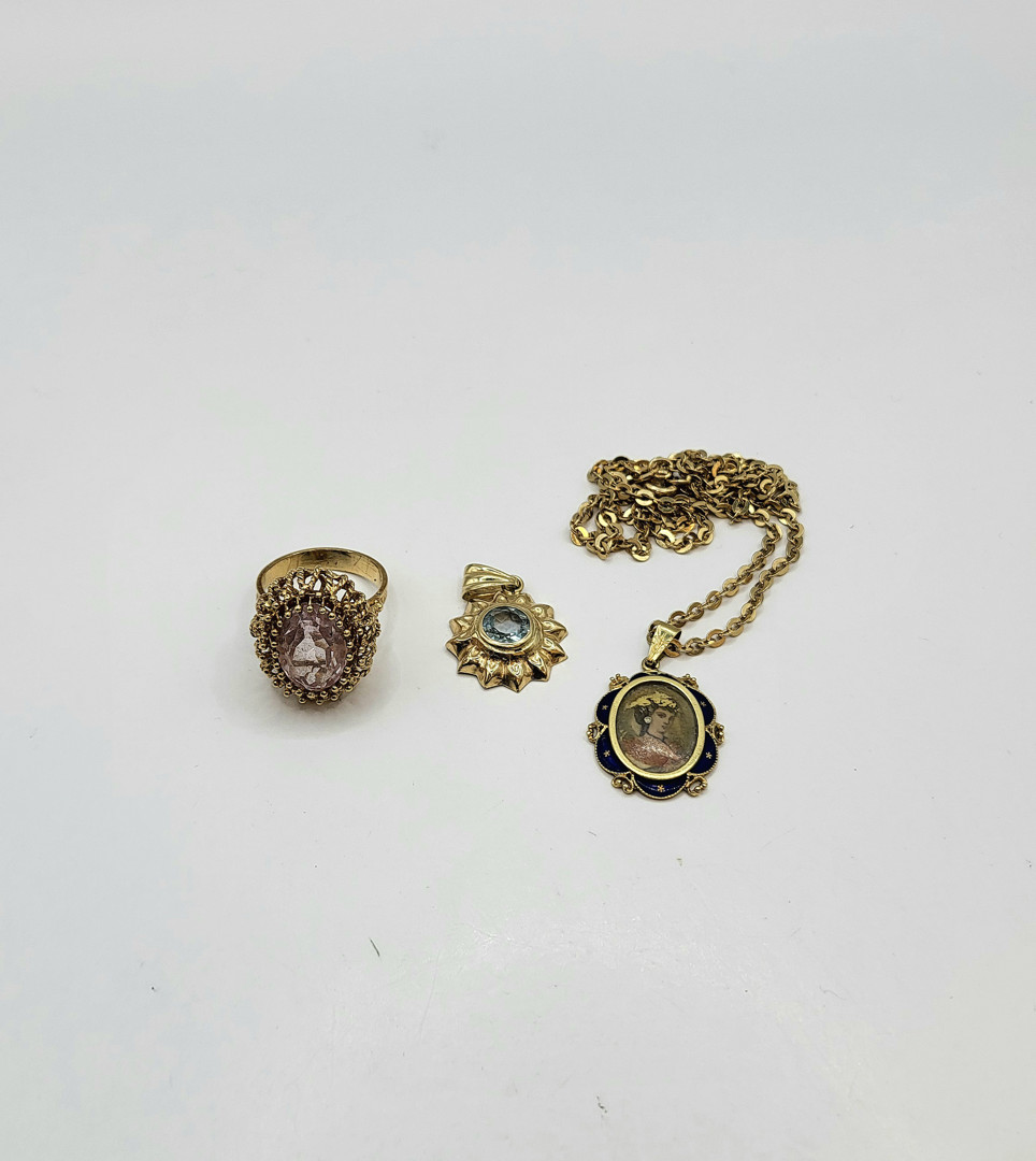 Vari oggetti oro pietre smalti