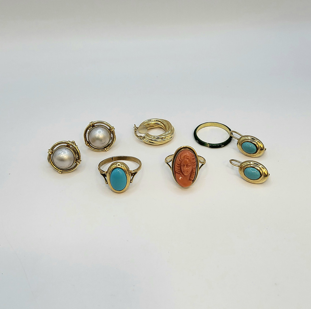 Vari oggetti oro corallo perle pietre smalto