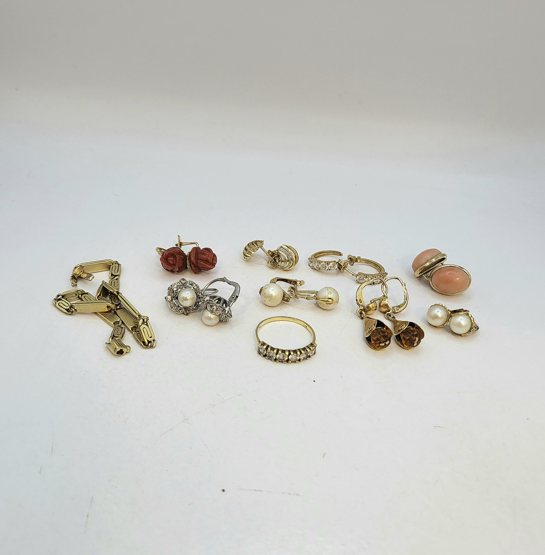 Vari oggetti oro pietre perle